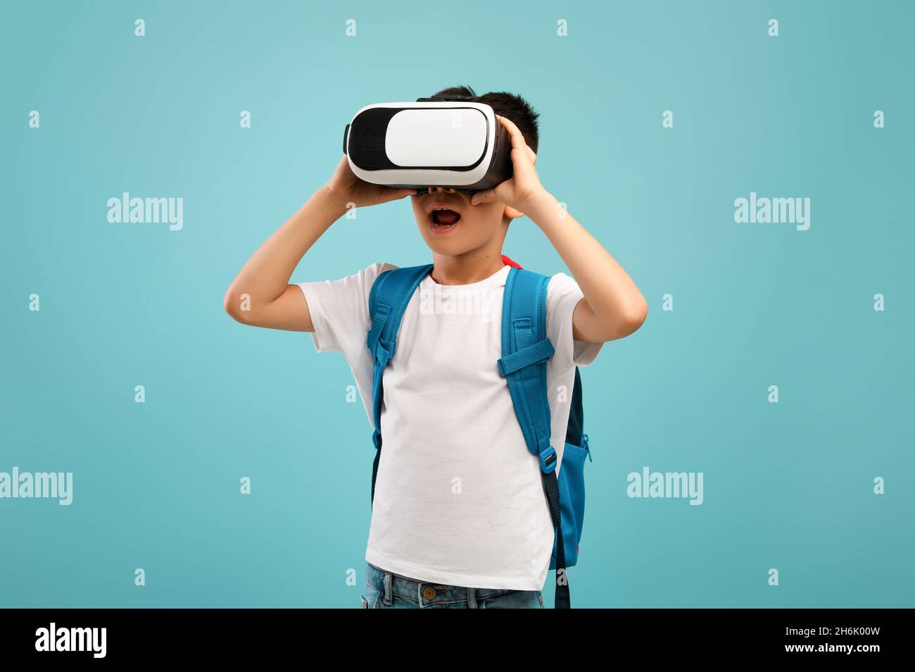 Retrato de la excitado Little Asian Schoolboy Experimentar la Realidad  Virtual en Vr Glasses Fotografía de stock - Alamy