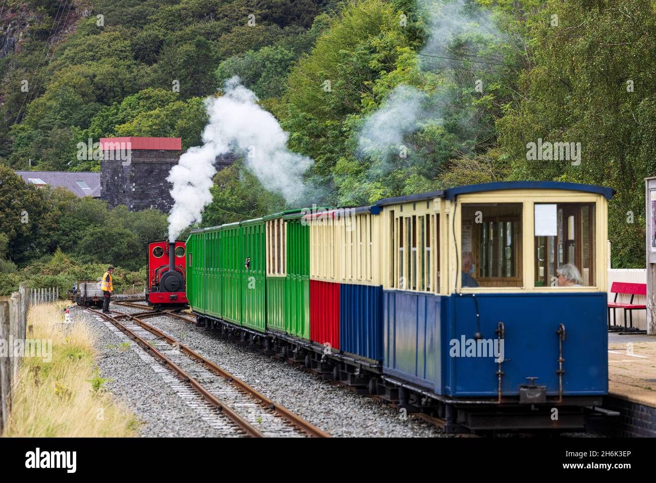 Tren de vapor que se introduce en la estación de ferrocarril del Lago Llanberis, inicio del pintoresco tren de vapor a orillas del lago rideLlanberis, Gales, Reino Unido, Foto de stock