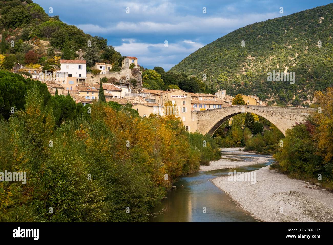 Pont Roman y el río Aigues en la ciudad de Nyons, Drome, Francia Foto de stock