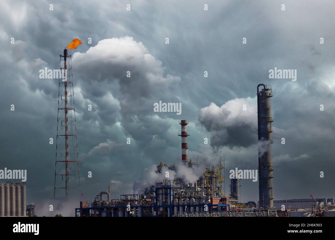 Fuego de una antorcha de gas y humo en la industria química, la contaminación y el calentamiento global Foto de stock