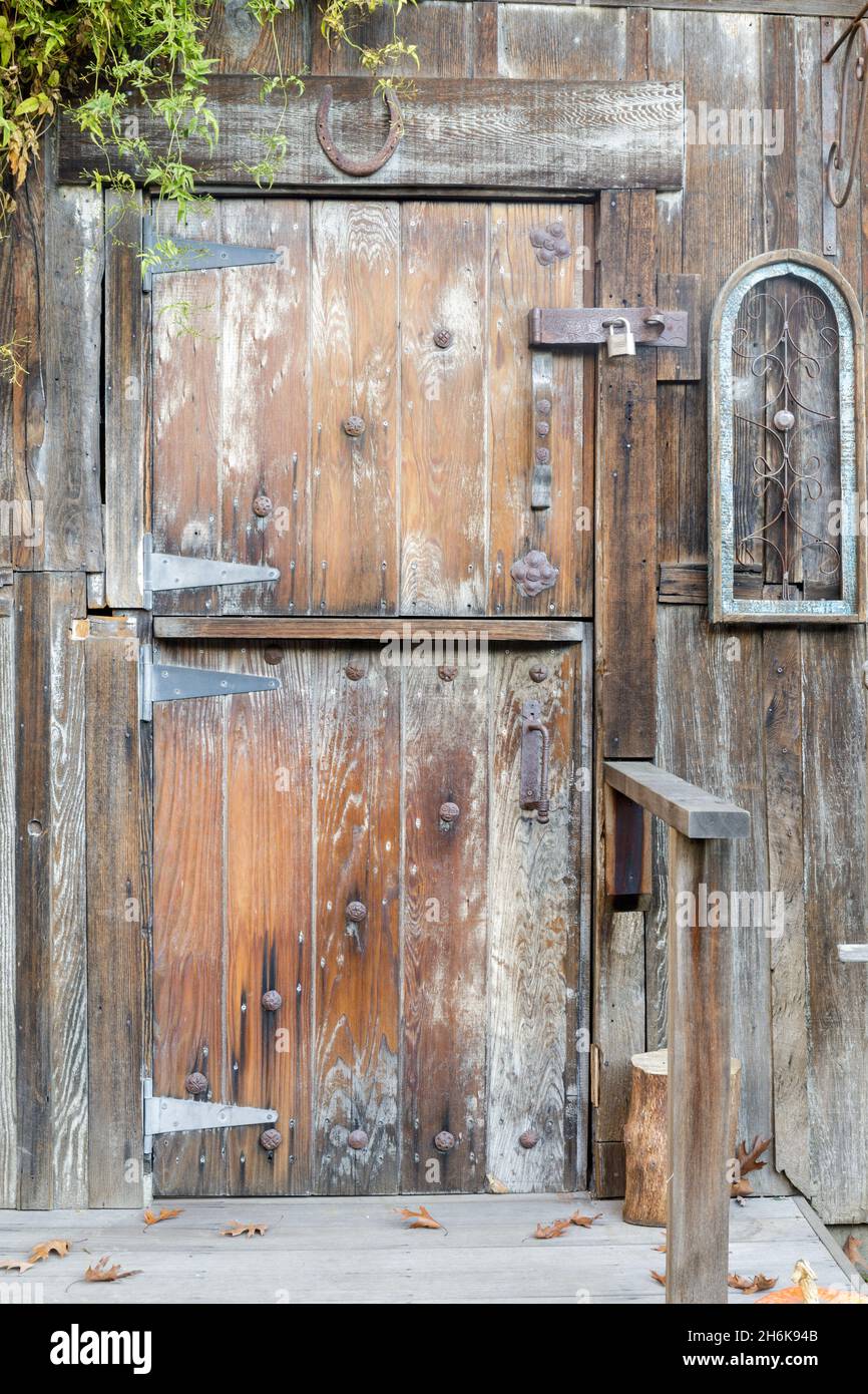 Antigua puerta holandesa de madera en la zona de la bahía, California. Foto de stock