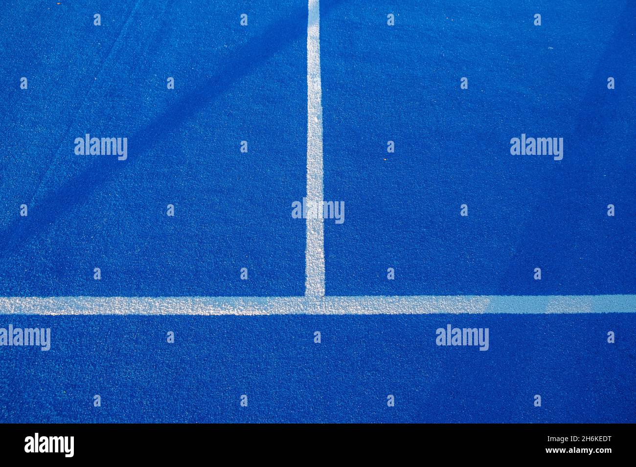 Paddle Tenis campo azul con líneas blancas antecedentes Foto de stock