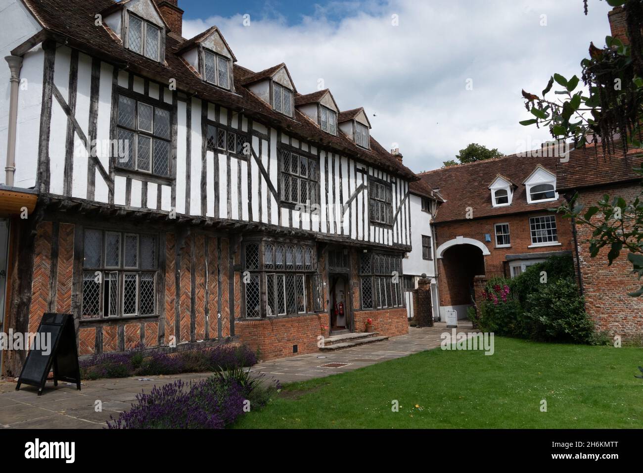 Edificio Tudor y Secret Garden en el restaurante y salas de té Tymperleys Colchester Essex England Foto de stock