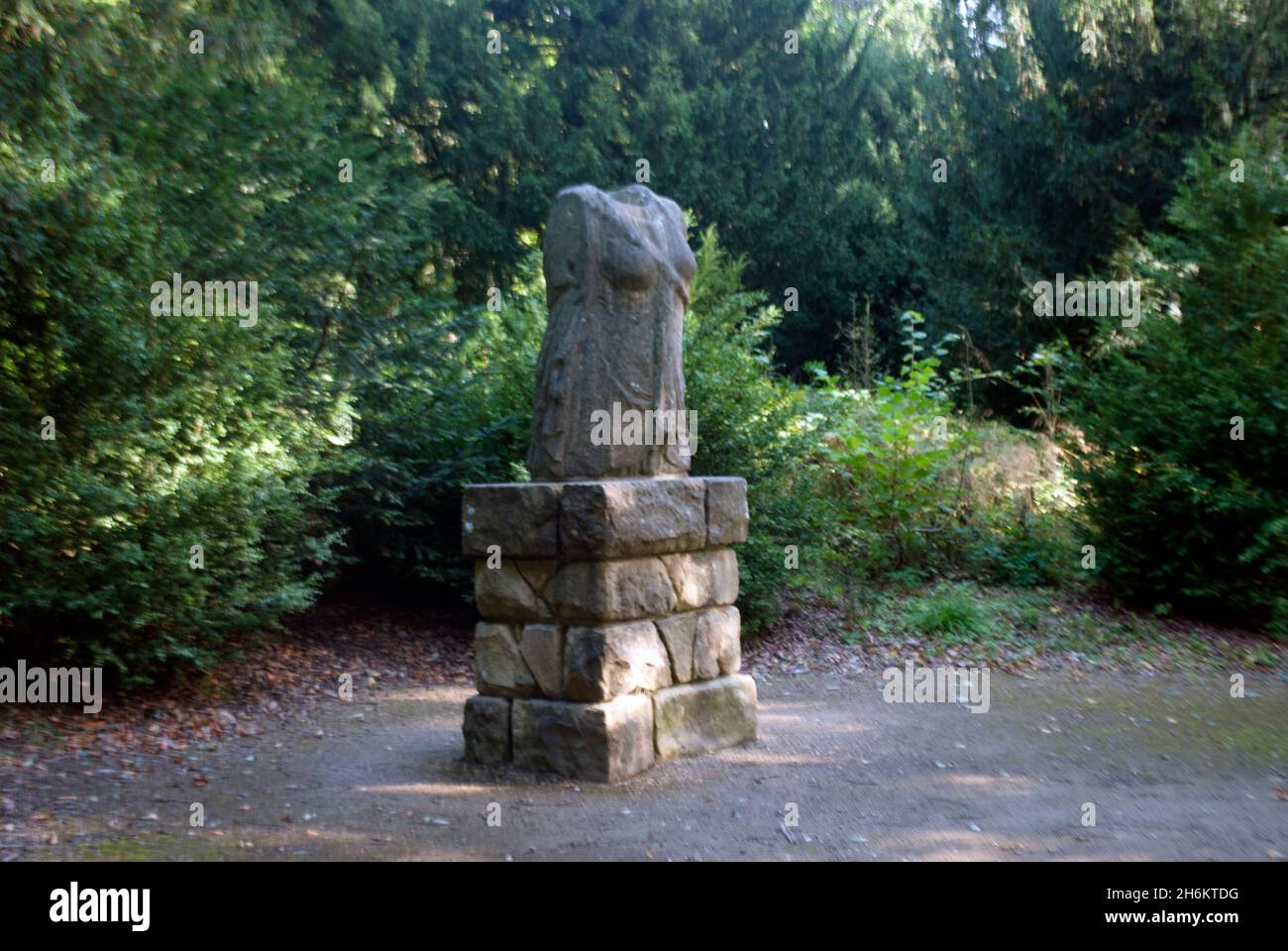 Estatuto de mujer sin cabeza, cerca de la plaza de Anne Boleyn y la vista sorpresa, el parque real Studley, Fountains Abbey, Aldfield, cerca de Ripon, Yorkshire del Norte Foto de stock