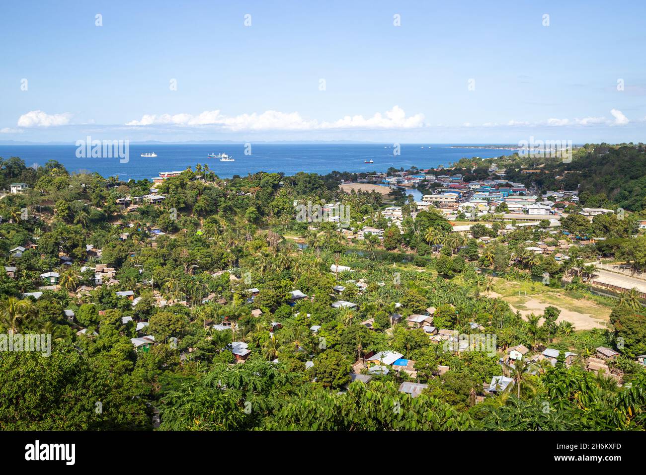 Chinatown y Iron Bottom Sound de Skyline Ridge en Honiara, Islas Salomón. Foto de stock