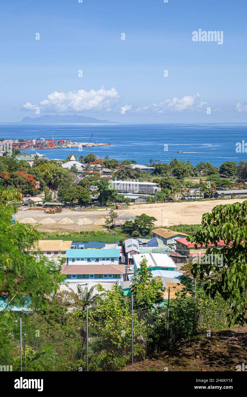 Vista de la isla Savo en la distancia, sobre Chinatown en Honiara, Islas Salomón. Foto de stock