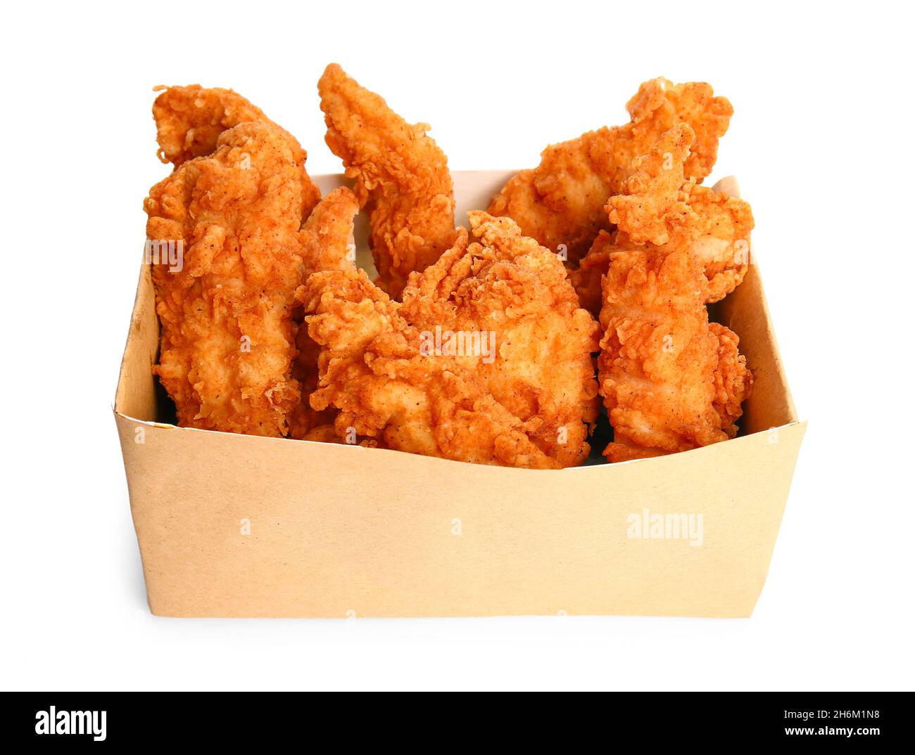 Sabrosas alitas de pollo frito en una caja de papel sobre fondo blanco  Fotografía de stock - Alamy