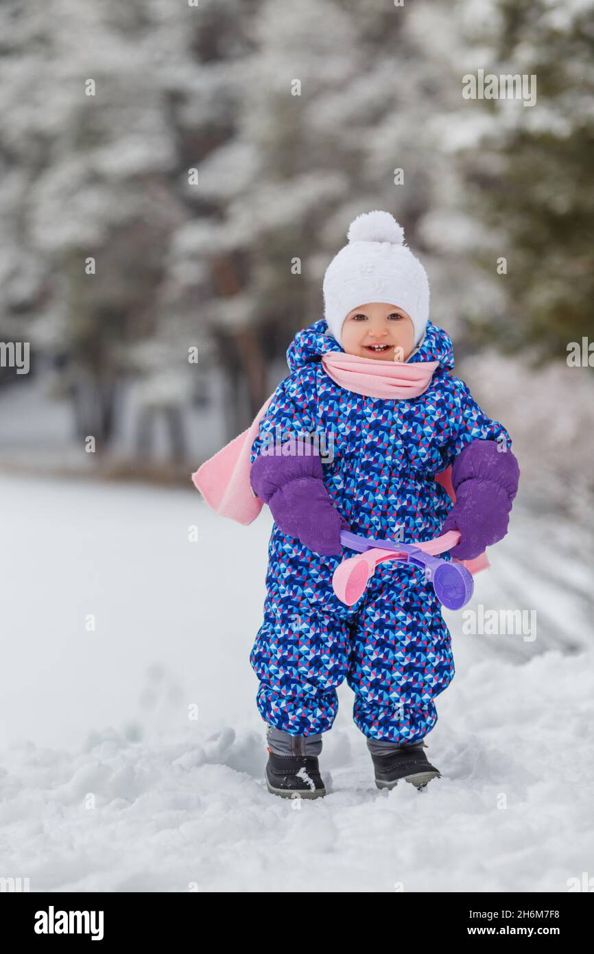 Lindo niño de dos años jugando con muñeco de nieve. Niña sonriente  divertirse en el parque de invierno. Concepto de cuidado y ropa de abrigo  Fotografía de stock - Alamy