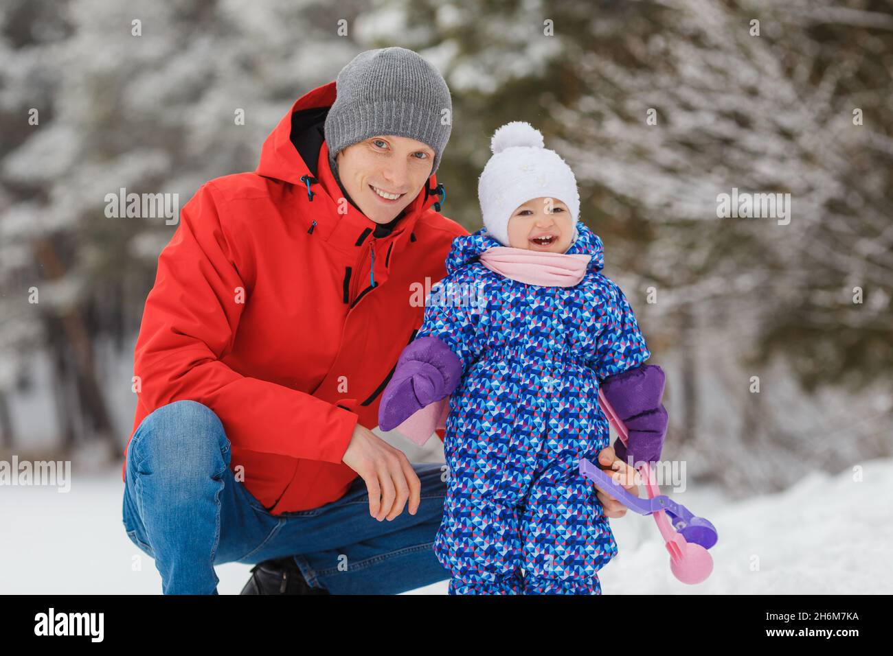 Niña Sonriente Feliz Con Traje De Esquí Con Gafas Con Nieve Blanca Que Cae  Alrededor En El Bosque Del Parque De Invierno Durante La Actividad  Recreativa De Ocio Fotos, retratos, imágenes y
