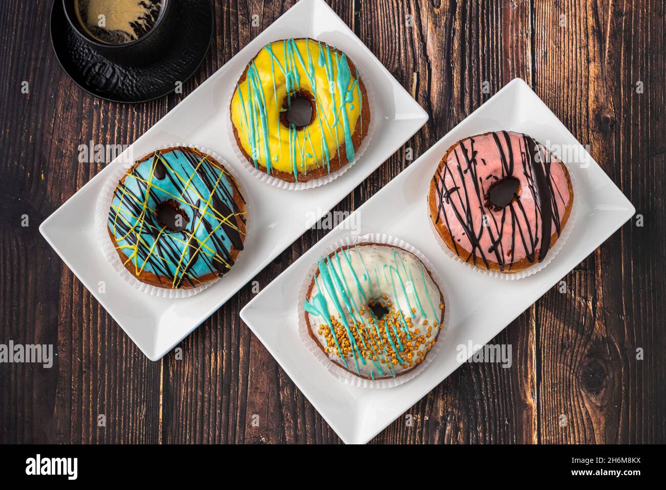 Deliciosos donuts decorados con diferentes decoraciones sobre mesa de  madera Fotografía de stock - Alamy