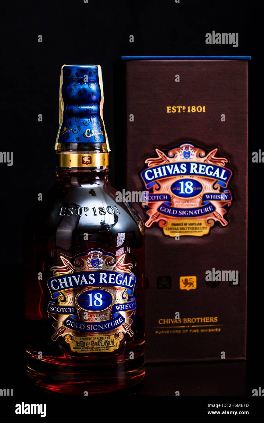 Chivas Regal 18 se mezcla de whiskies madurados por lo menos 18 años.  Botella de whisky en el barril. Foto editorial ilustrativa Bucarest,  Rumania, 2021 Fotografía de stock - Alamy