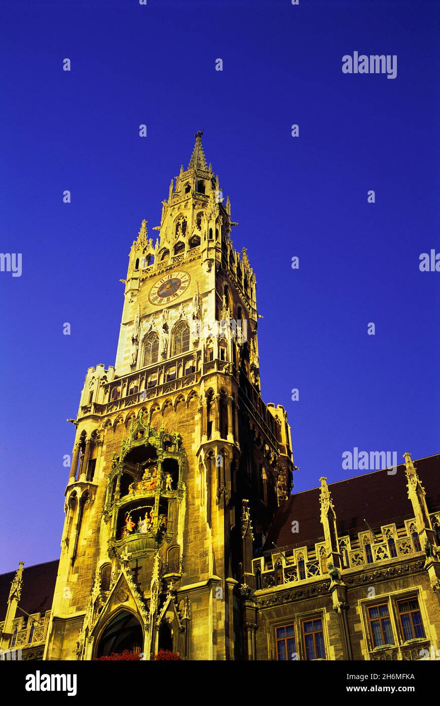 Neues Rathaus (Ayuntamiento Nuevo) Glockenspiel, Munich, Baviera, Alemania Foto de stock