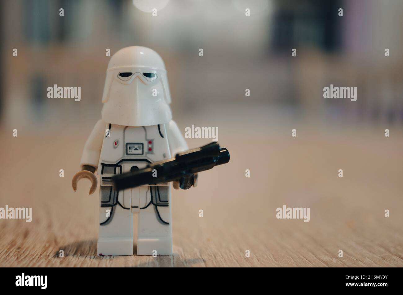 POZNAN, POLONIA - 17 de octubre de 2021: Una figura de la nieve del trooper  de Lego Star Wars con un casco y sosteniendo una pistola del laser, Poznan,  Polonia Fotografía de stock - Alamy