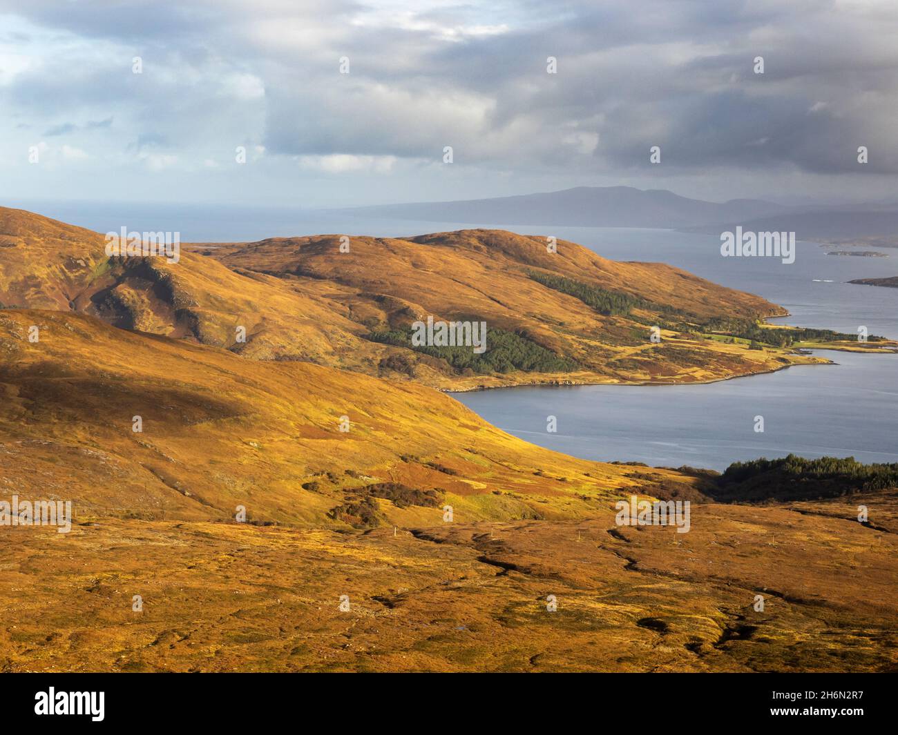 Mirando hacia abajo en la isla de Scalpay desde Beinn na Caillich, una colina detrás de Broadford en la isla de Skye, Escocia, Reino Unido. Foto de stock