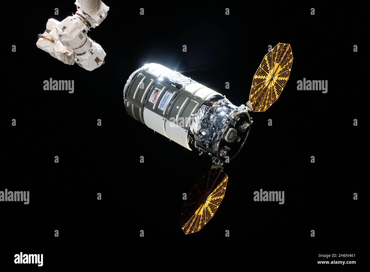 Cygnus llega a la Estación Espacial Internacional (ISS) el 12 de agosto de 2021, tras un lanzamiento dos días antes en un cohete Northrop Grumman Antares desde la instalación de vuelo Wallops de la NASA en la Isla Wallops, Virginia. Es la misión comercial de 16th servicios de reabastecimiento de la compañía a la estación espacial de la NASA. Northrop Grumman nombró a la nave espacial en honor a la astronauta de la NASA Ellison Onizuka, el primer astronauta asiático-americano. Cygnus deorbitará el miércoles, 15 de diciembre de 2021, después de un motor de deórbita que dispara para establecer una reentrada destructiva en la que la nave espacial, llena de desechos de la estación espacial cr Foto de stock
