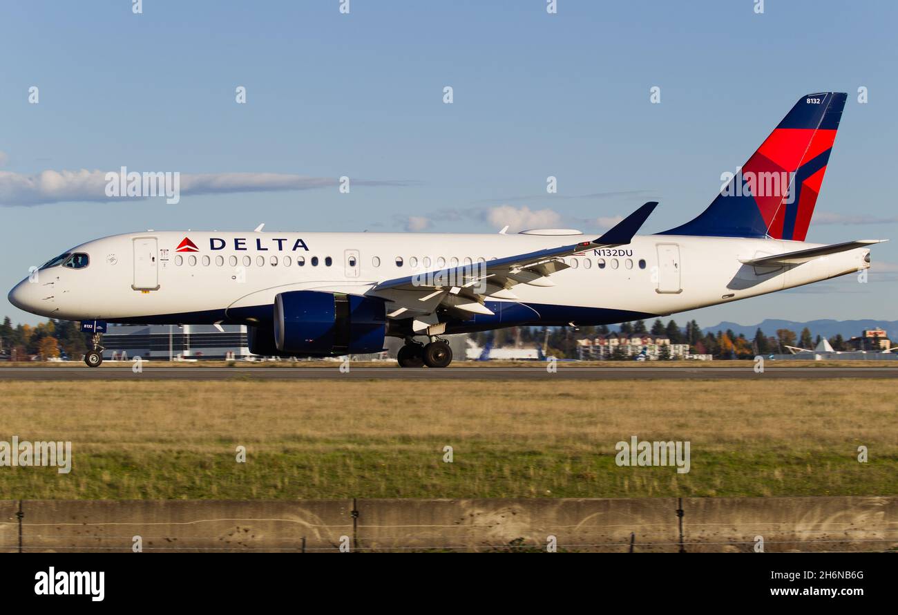 Delta Airbus A220 en el aeropuerto de SeaTac Foto de stock