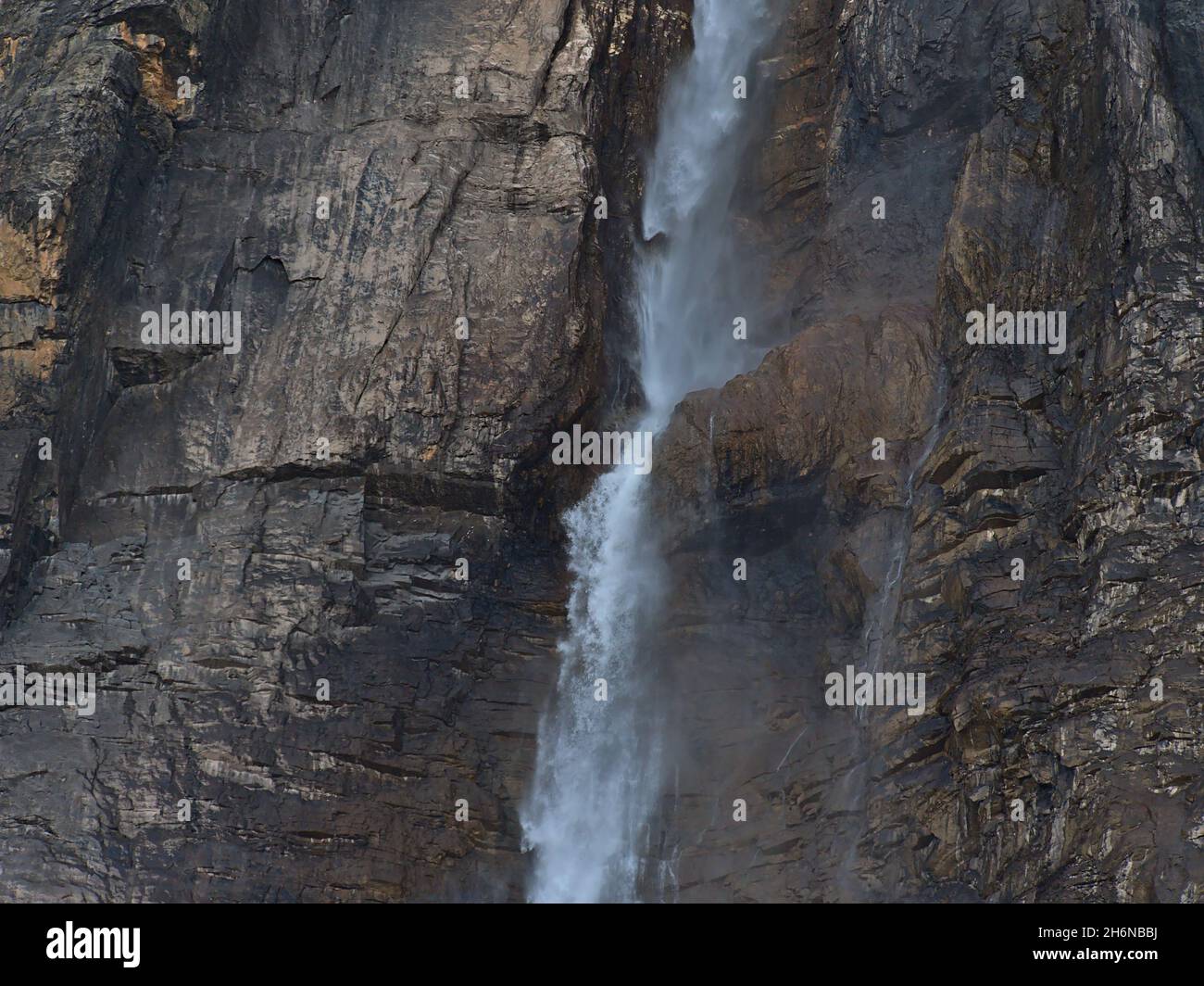 Vista de cerca de la popular cascada Takakkaw Falls en el Parque Nacional Yoho, Columbia Británica, Canadá en las Montañas Rocosas con agua de pulverización. Foto de stock