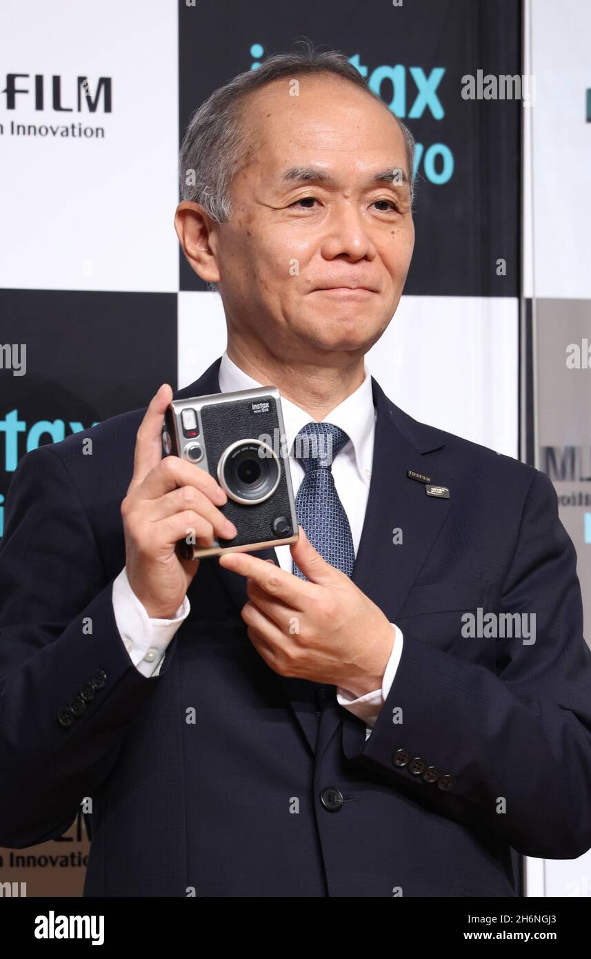Tokio, Japón. 17th Nov, 2021. Masato Yamamoto, director de Fujifilm,  muestra la nueva cámara instantánea de la empresa 'Instax mini Evo' en  Tokio el martes 17 de noviembre de 2021. El diseño