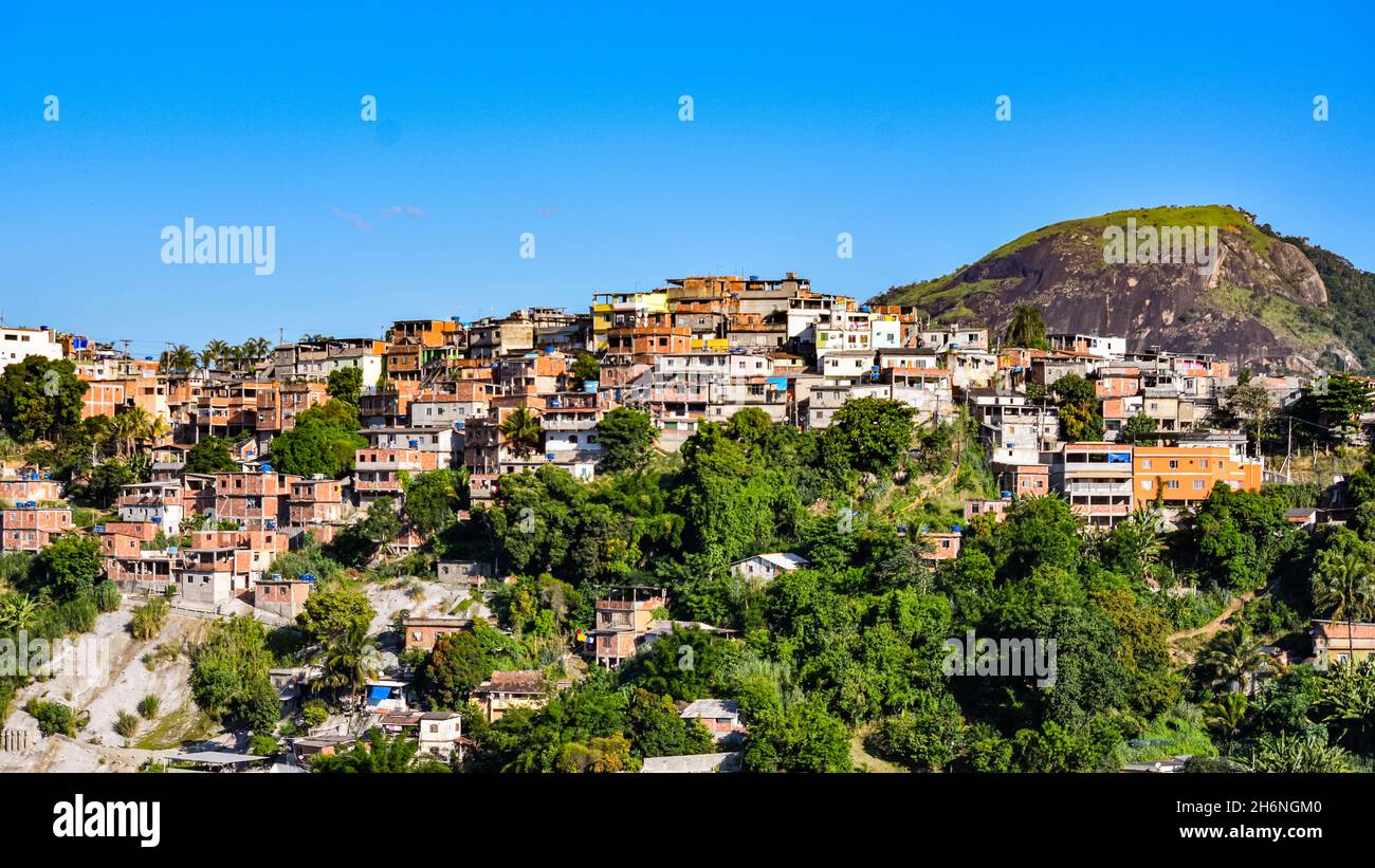 Fotografía de la comunidad periférica de bajos ingresos conocida popularmente como “favela” en Río de Janeiro, Brasil Foto de stock