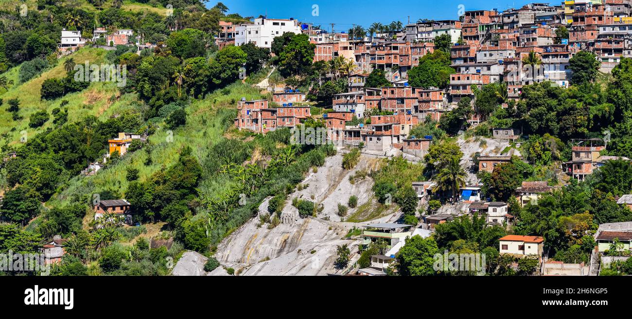 Fotografía de la comunidad periférica de bajos ingresos conocida popularmente como “favela” en Río de Janeiro, Brasil Foto de stock