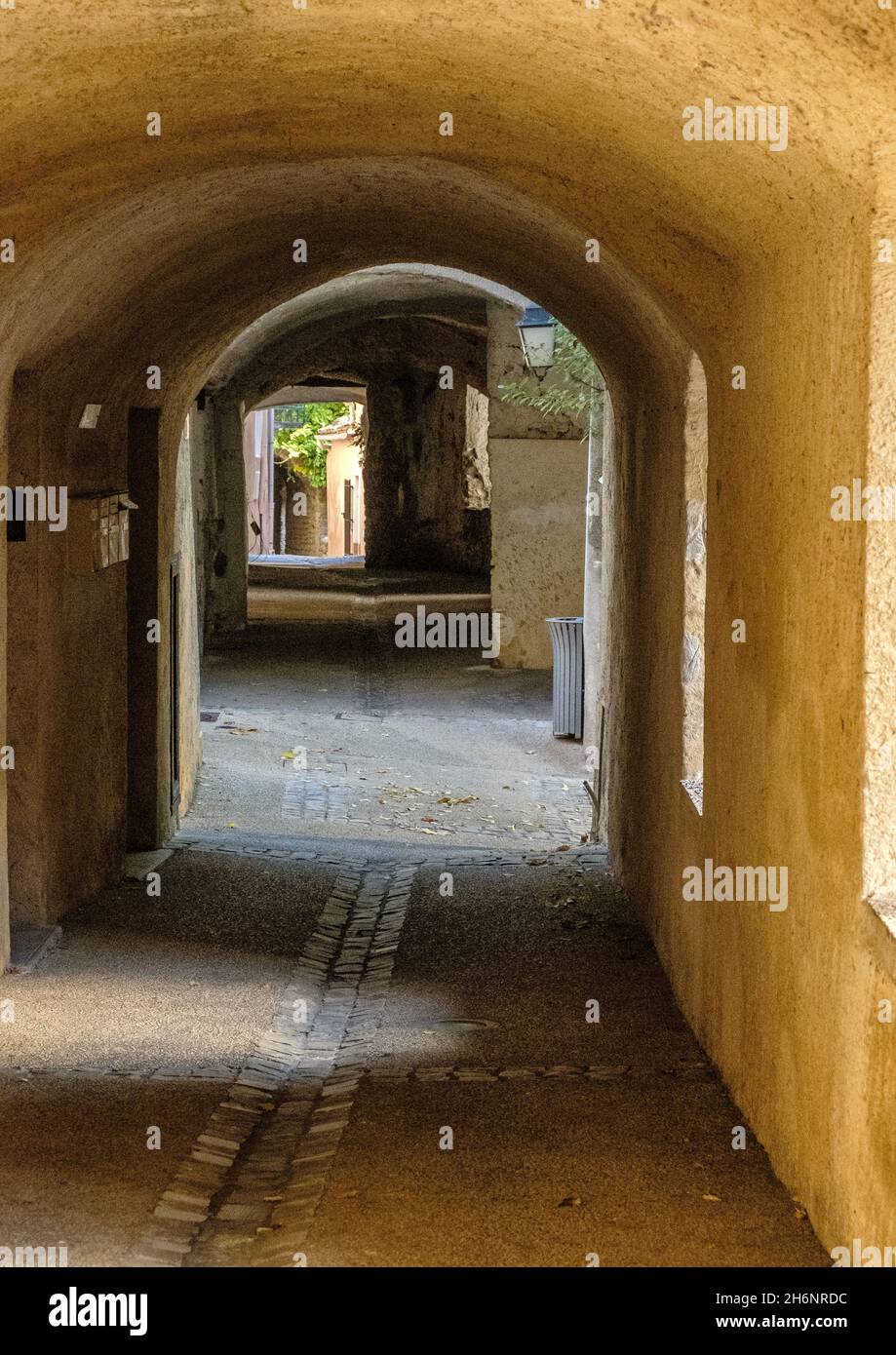 Rue des Grand Forts, un pasadizo de nivel medio bajo la colina de Quartier des Forts, Nyons, Francia Foto de stock