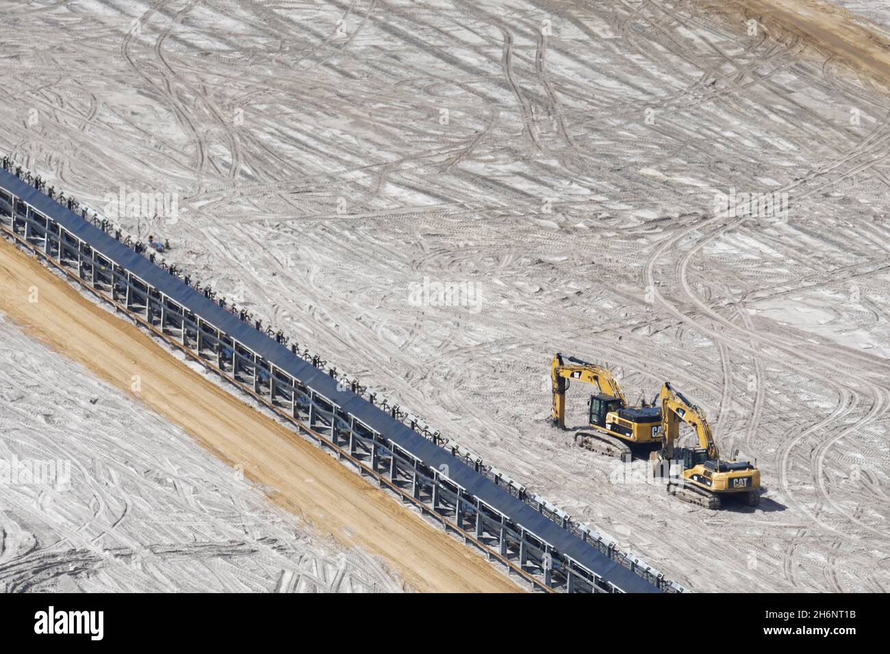 Pequeños excavadores en la minería de la Opencast Hambach, vista desde el mirador Forum Terra Nova, minería de la Opencast Hambach, Elsdorf, NRW, Alemania Foto de stock