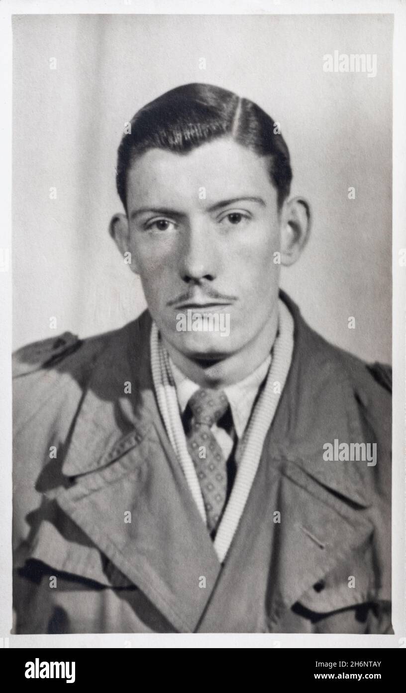 Joven con bigote, alrededor de 1948. Foto vintage en blanco y negro de un  hombre de 20 años Fotografía de stock - Alamy