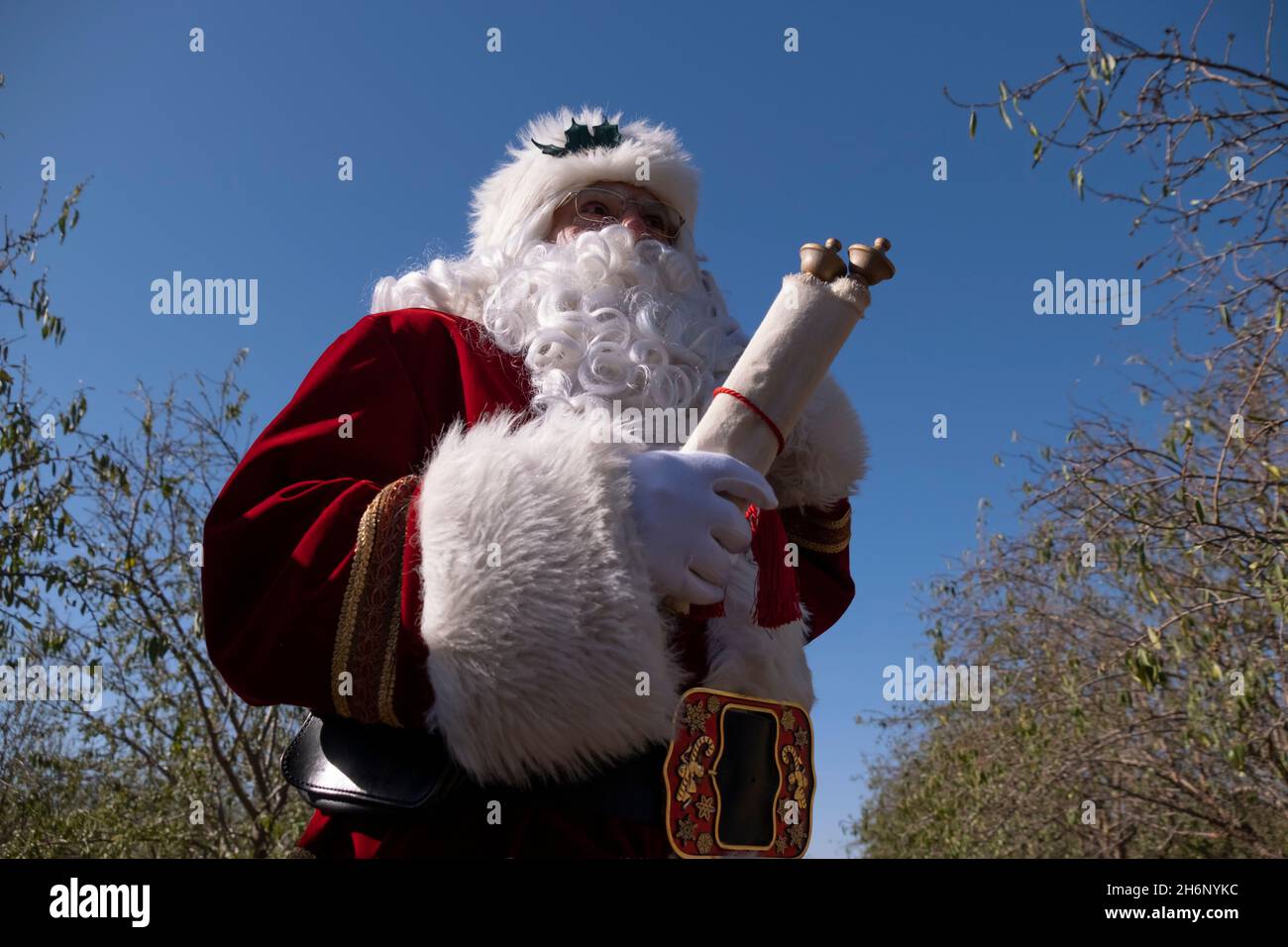 La AISS Kassissieh, cristiana ortodoxa árabe y única Santa Claus  certificada por Israel, tiene un periódico con los nombres de los niños que  esperan regalos de Navidad durante la filmación de un