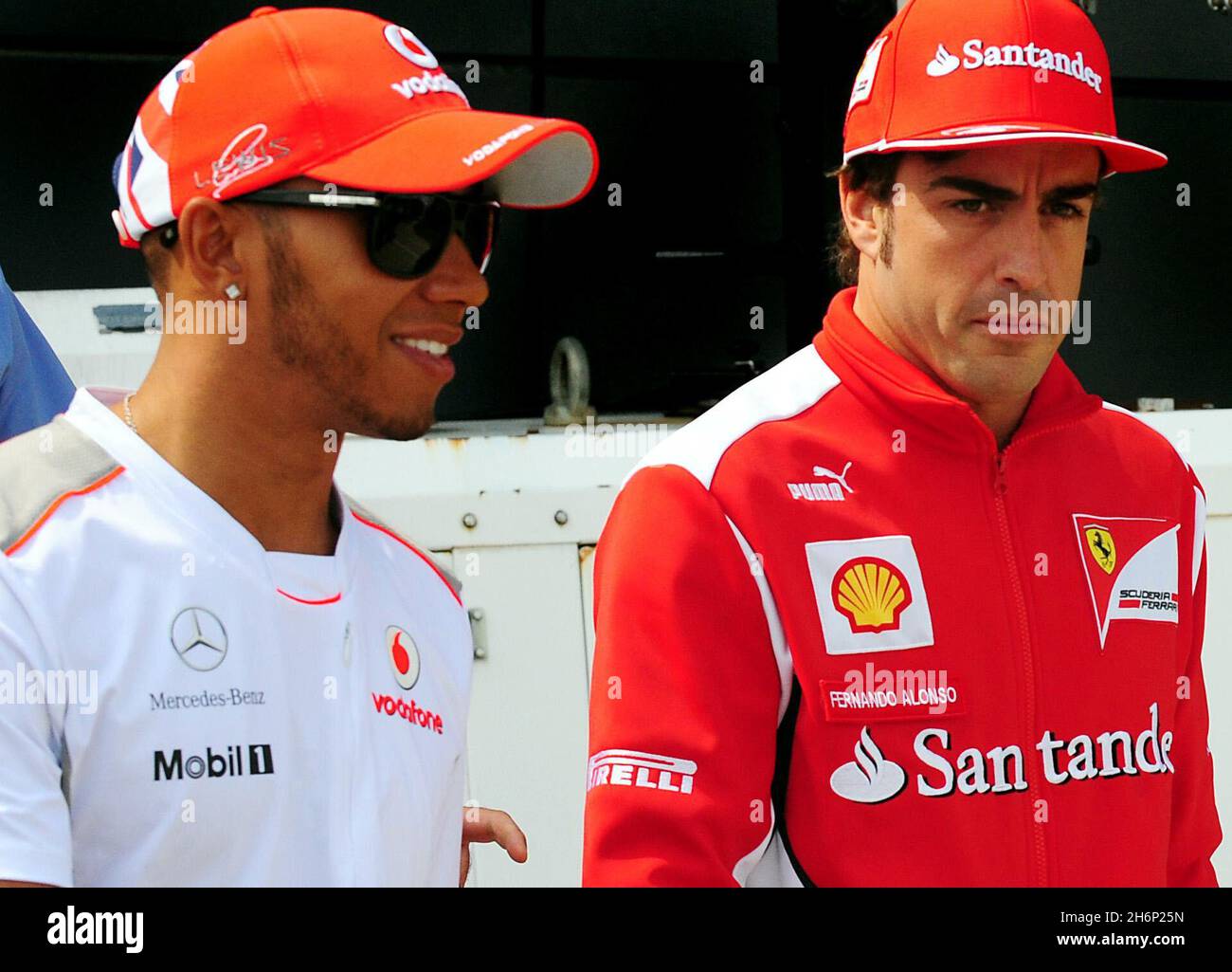 Foto del archivo fechada 05-07-2012 de Lewis Hamilton (izquierda) y Fernando Alonso, que dice que su relación es más fría que antes - reclamando el estilo de vida siete veces campeón del mundo lo separa del resto de la cuadrícula de Fórmula Uno. Fecha de emisión: Miércoles 17 de noviembre de 2021. Foto de stock