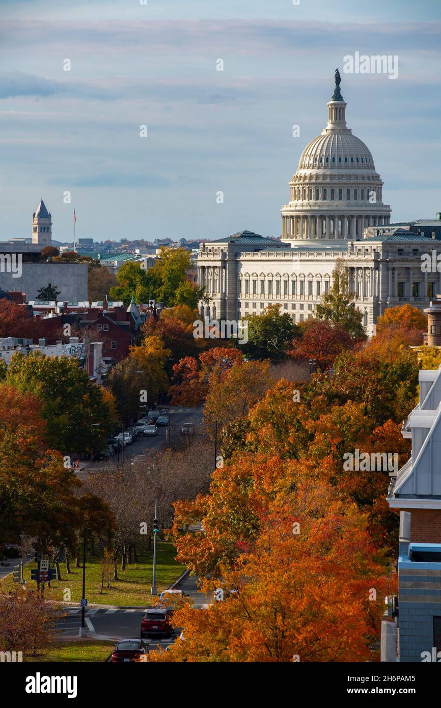 Edificio del Capitolio de Washington DC y Pennsylvania Ave SW en otoño desde una azotea Foto de stock