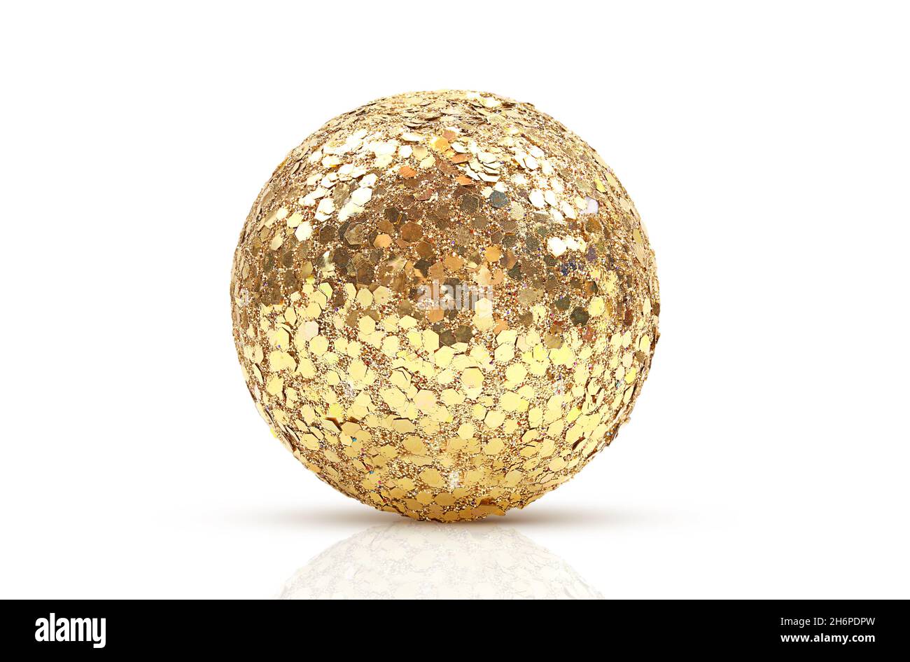 Bola brillante dorada festiva con destellos grandes sobre fondo blanco