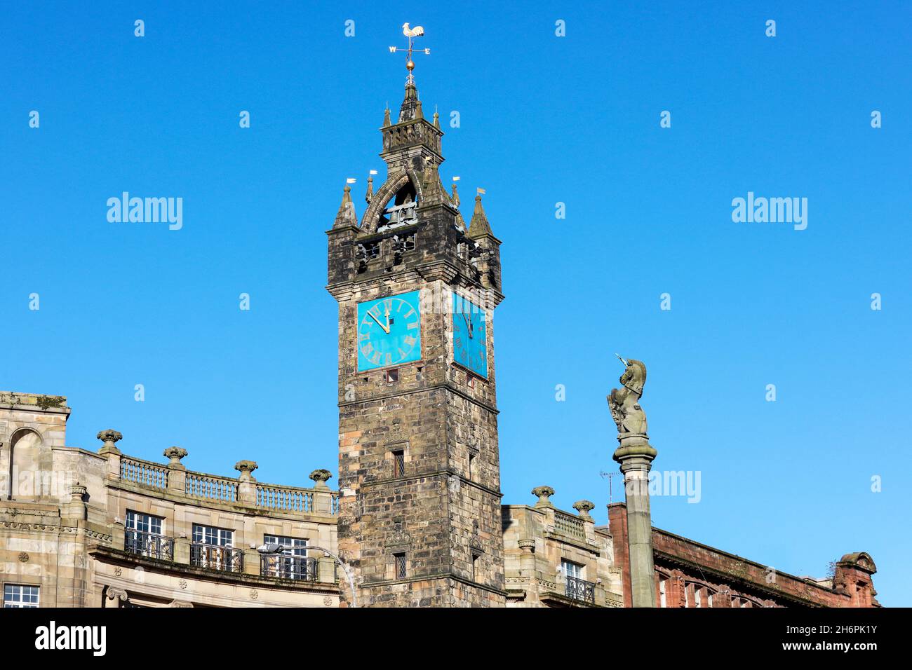 Torre de peaje y torre del reloj, parte de la prisión histórica del siglo 17th cerca de la Mercat Cross en el extremo sur de High Street, Glasgow, Escocia Foto de stock