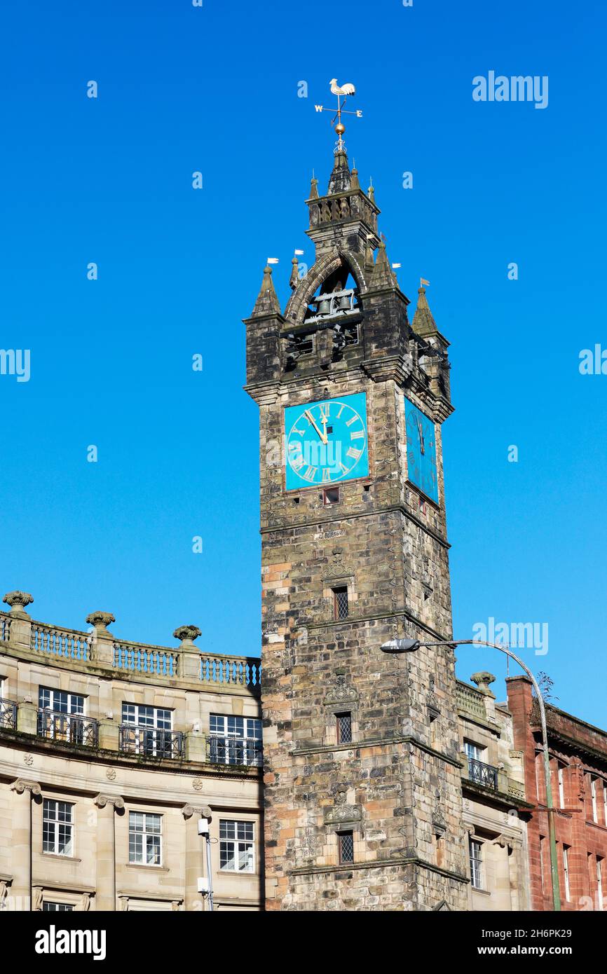 Torre de peaje y torre del reloj, parte de la prisión histórica del siglo 17th cerca de la Mercat Cross en el extremo sur de High Street, Glasgow, Escocia Foto de stock
