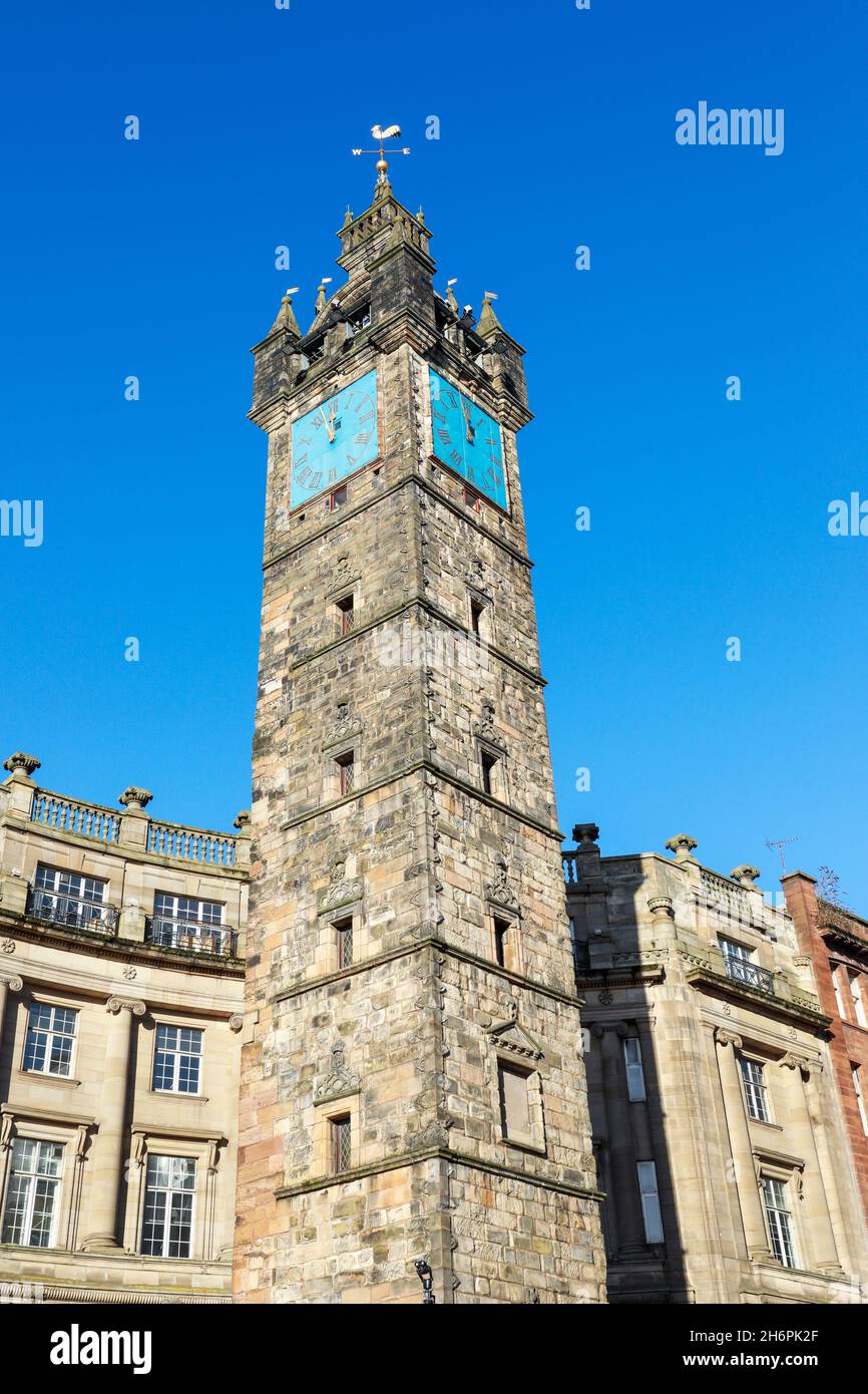 Torre de peaje y torre del reloj, parte de la prisión histórica del siglo 17th cerca de la Mercat Cross en el extremo sur de High Street, Glasgow, Escocia Foto de stock