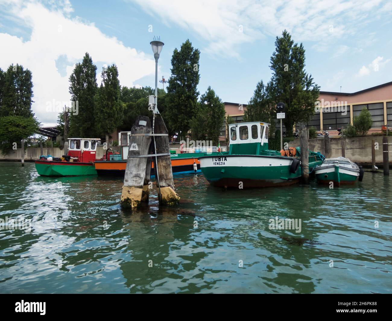 VENECIA, ITALIA - CIRCA MAYO, 2016: Gran Canal y los principios históricos, vista de la hermosa arquitectura y la vida en barco de Venecia, Italia. Foto de stock