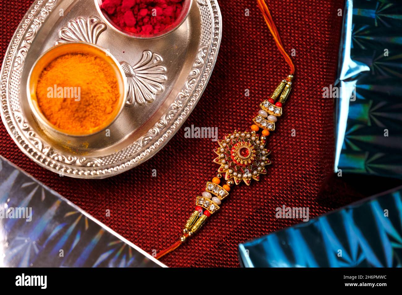 Festival indio: Raksha bandhan Raakhi con dulces regalos flores y diya, Raksha Bandhan (Bono de protección y cuidado). Foto de stock