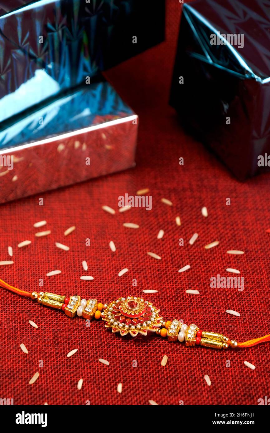 Festival indio: Raksha bandhan Raakhi con dulces regalos flores y diya, Raksha Bandhan (Bono de protección y cuidado). Foto de stock