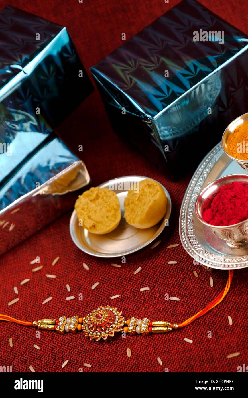 Festival indio: Raksha bandhan Raakhi con dulces regalos flores y diya, Raksha Bandhan (Bono de protección y cuidado). Foto de stock