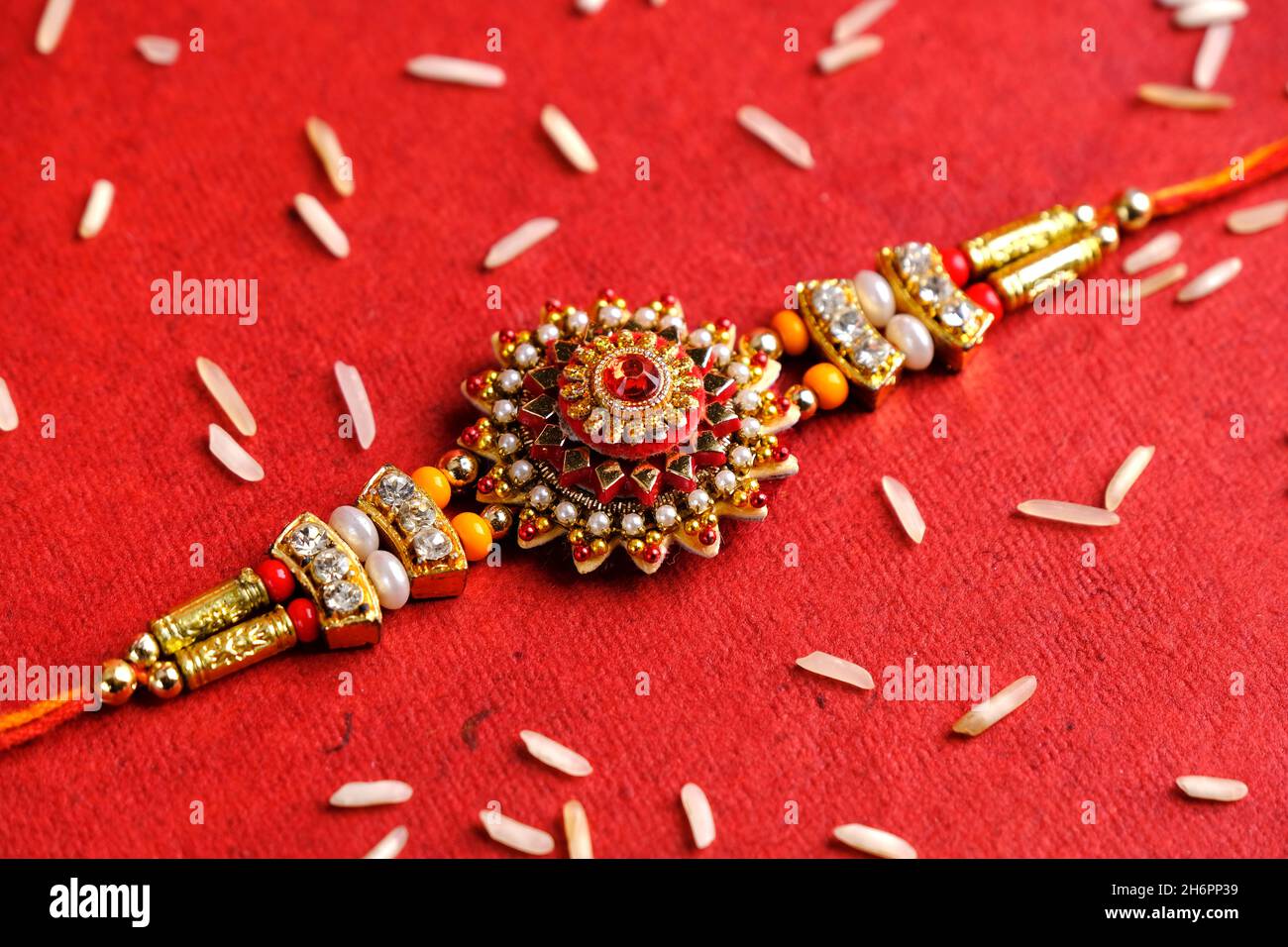 Festival indio: Raksha bandhan Raakhi con dulces regalos flores y diya, Raksha Bandhan (Bono de protección y cuidado). Foto de stock