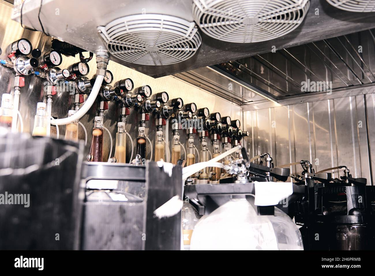 Fábrica privada de cerveza artesanal. Equipo para la preparación de cerveza.  Sala fría de bar pub y café. Enfoque selectivo Fotografía de stock - Alamy