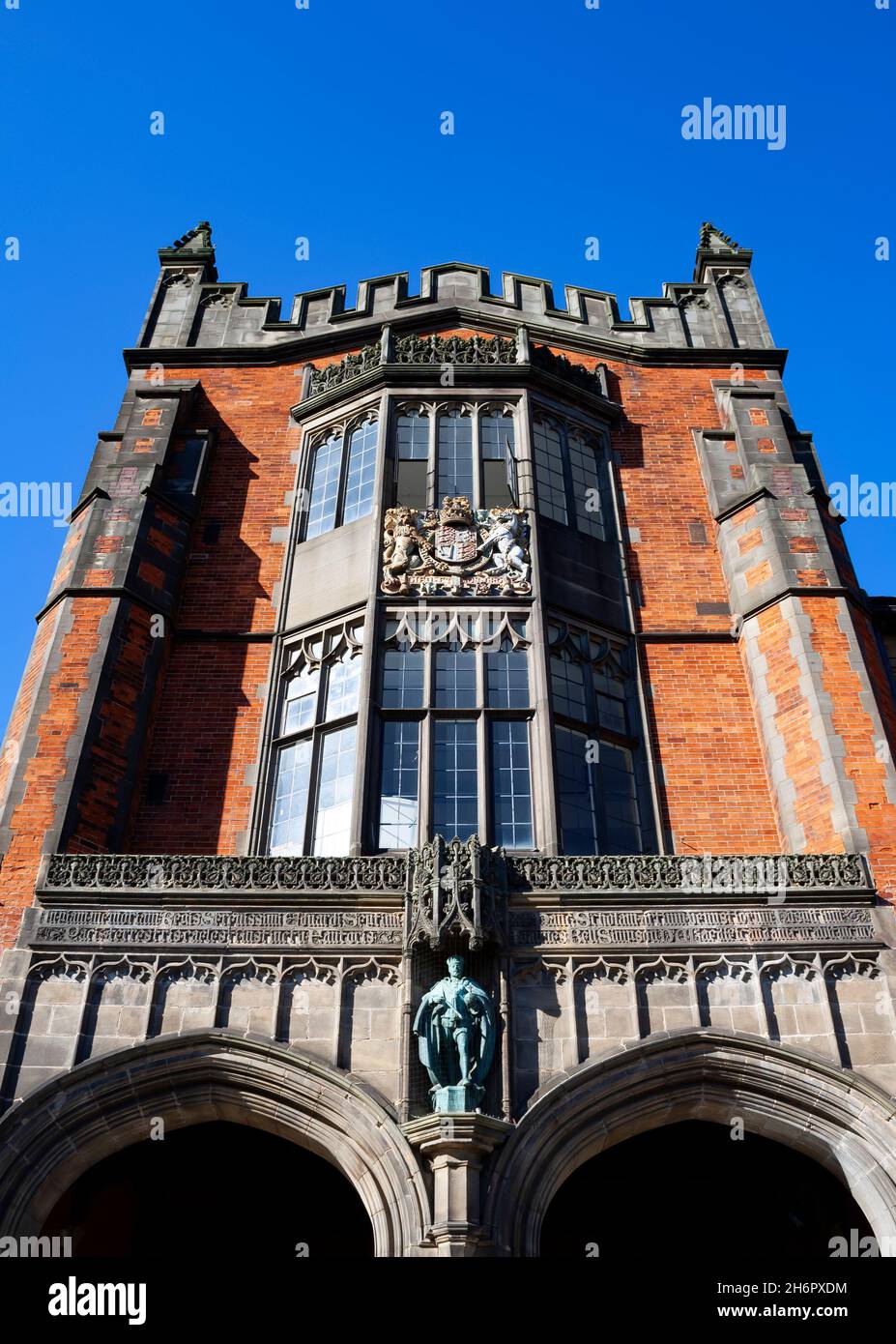 La torre del edificio Rey Eduardo VII de la Universidad de Newcastle en un día soleado Foto de stock