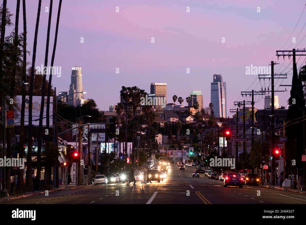 Cielo rosa al atardecer mirando hacia Sunset Boulevard en Silver Lake hacia el barrio de Echo Park y el centro de Los Angeles Foto de stock