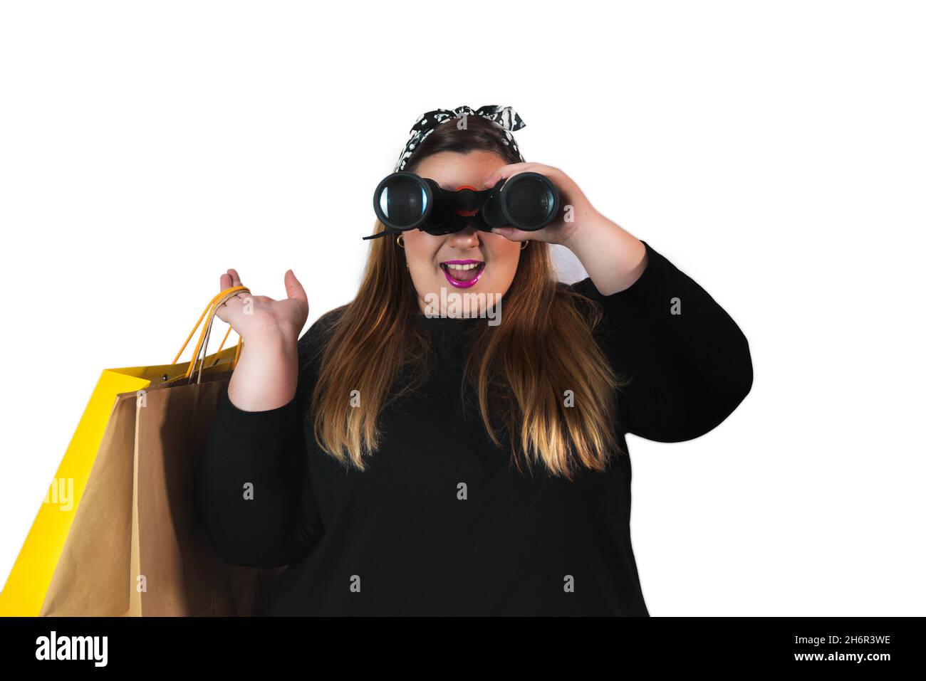 Mujer feliz tamaño plus con bolsas de compras mirando a través de  prismáticos - Black Friday Concept Fotografía de stock - Alamy