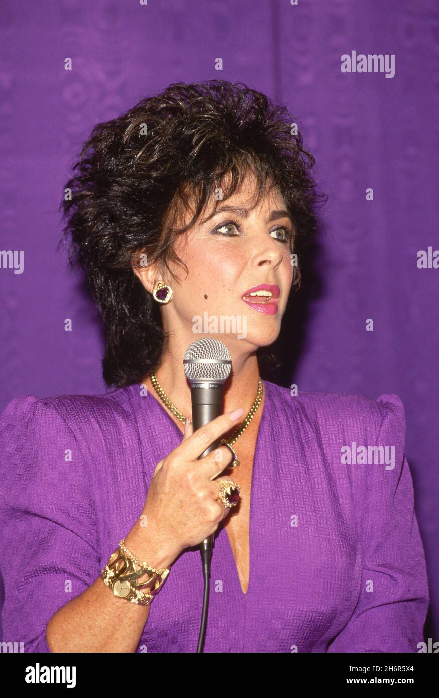 Elizabeth Taylor en la Promoción de Perfume 'Pasión' - 14 de septiembre de  1987 en Robinson's Department Store en Beverly Hills, California Crédito:  Ralph Dominguez/MediaPunch Fotografía de stock - Alamy