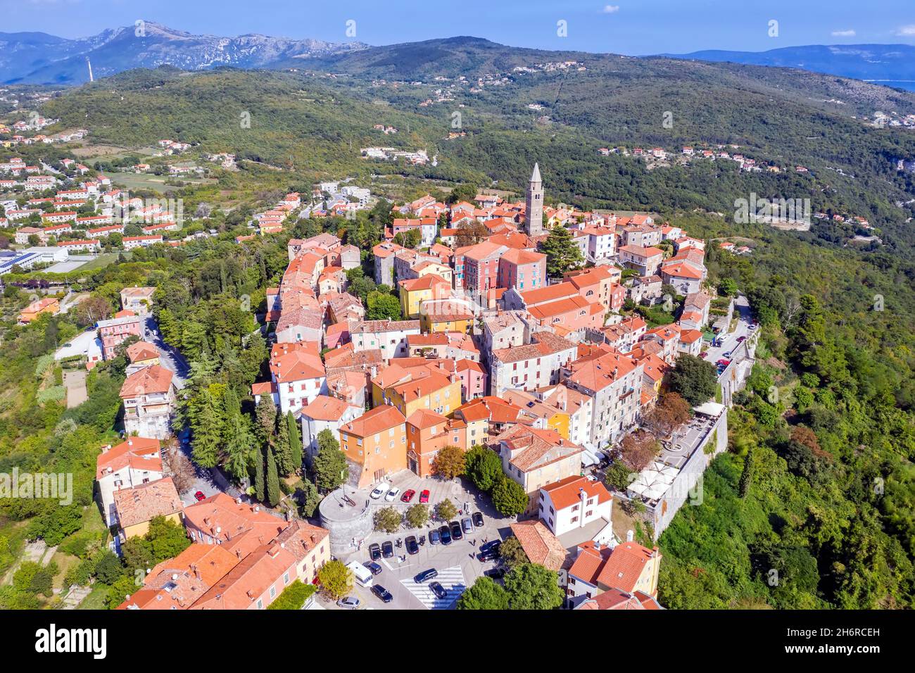 Una foto increíble del casco antiguo de Labin con la iglesia de San Justo - San Giusto, bajo las colinas de montaña, vista aérea, Istria, Croacia Foto de stock