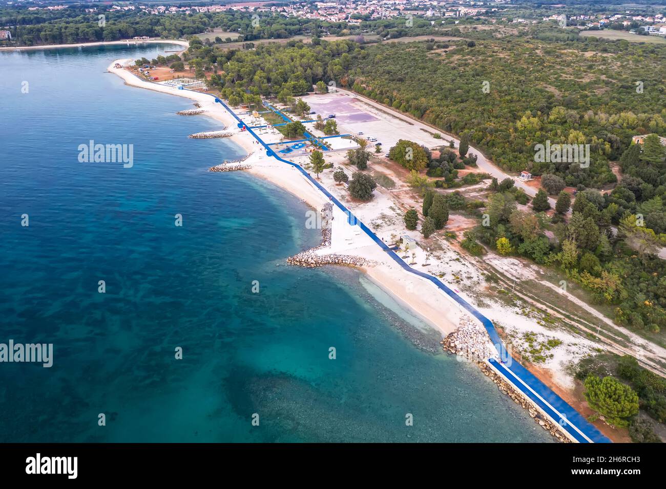 Una vista aérea de la hermosa playa en Hidrobaza cerca de Stinjan al atardecer, Stinjan - Valbandon, Istria, Croacia Foto de stock