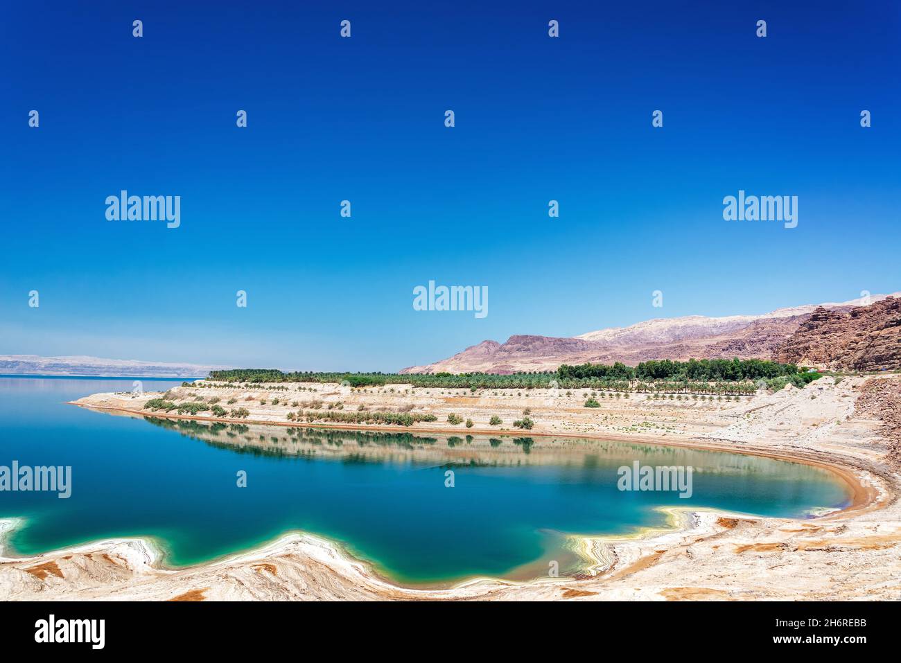 Vea agua salada y turquesa en el Mar Muerto en Jordania Foto de stock