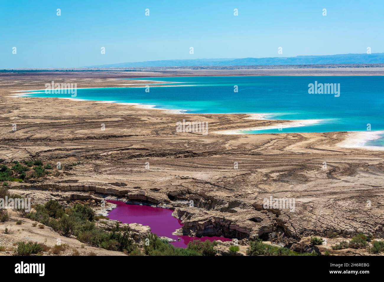 Vista del Mar Muerto en Jordania con púrpura en la parte inferior del marco Foto de stock