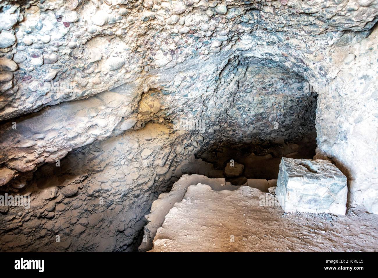 Cueva de Lot donde Lot se escondió después de que Dios destruyera Sodoma y Gamorra Foto de stock