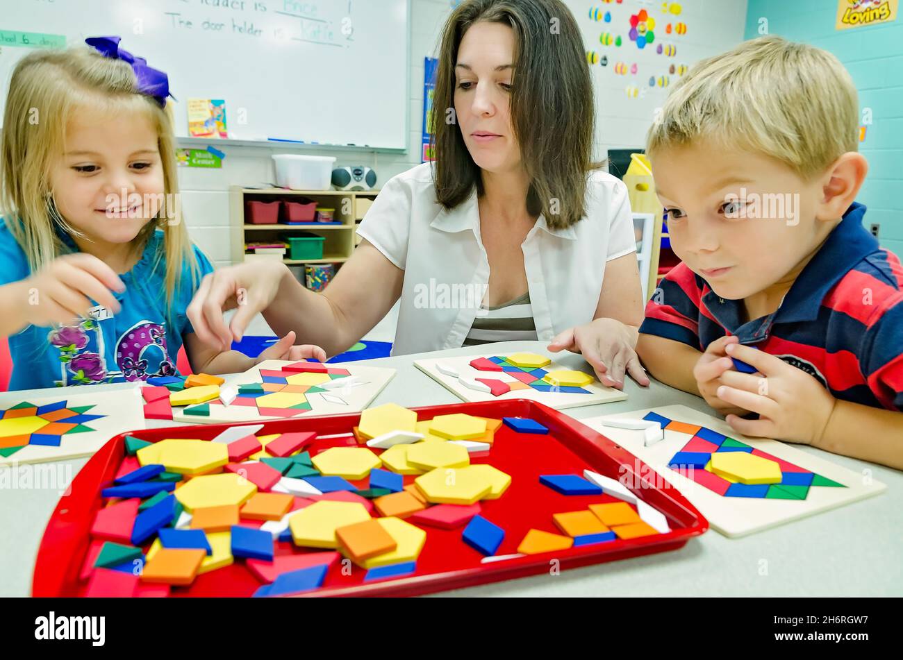 Un maestro de pre-kindergarten ayuda a los estudiantes a combinar formas y colores, 13 de agosto de 2012, en Columbus, Mississippi. Foto de stock